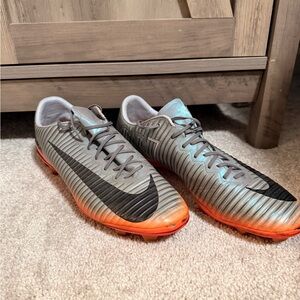 Nike Mercurial Vapor 11 CR7 Metallic Silver and Orange Cleats (8.5 Women’s)